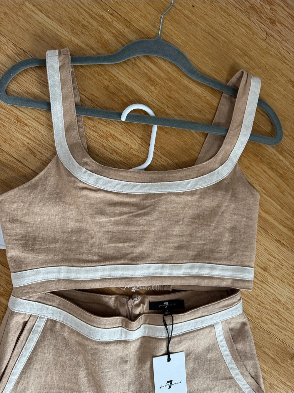 Wide-Leg Two-Piece Set in Light Beige with Contrast Trim - Picture 2 of 6